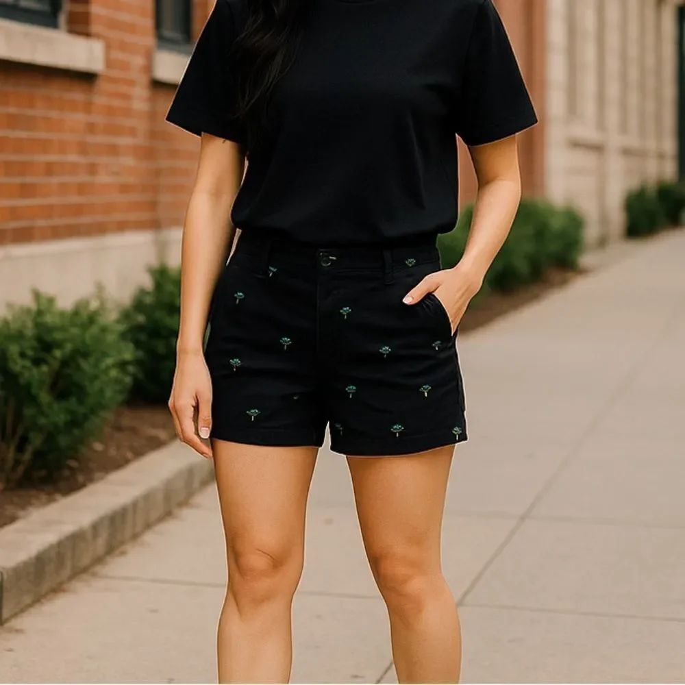 Jones & Co. Jones New York Black Palm Tree shorts. Size 8 Embroidered palm trees